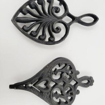 CAST IRON SMALL DECORATIVE TRIVET DUO
