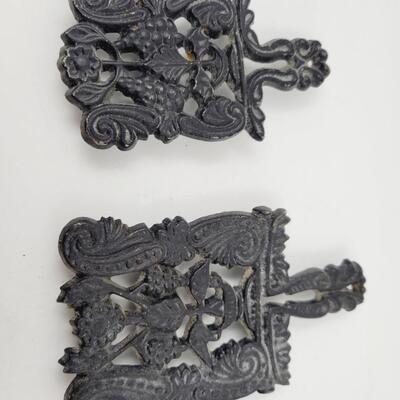 CAST IRON CREATIVE TRIVET DUO