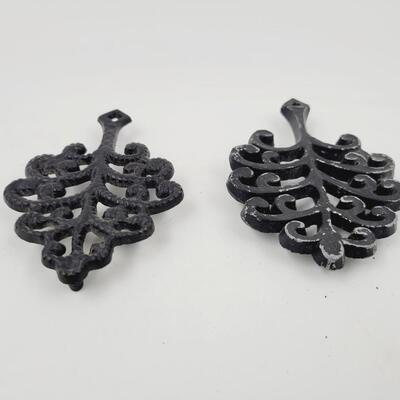 CAST IRON LEAF STYLE TRIVET DUO