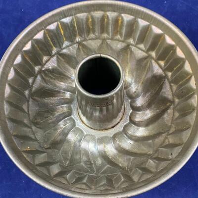 Vintage 9" Dr Oetker German Bundt Pan