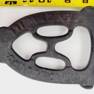 CAST IRON WH HOWELL CO IRON TRIVET