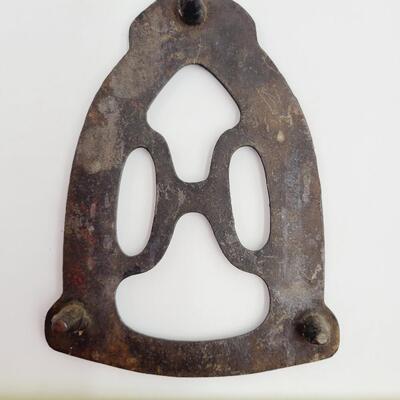CAST IRON WH HOWELL CO IRON TRIVET