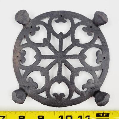 JOHN WRIGHT INC #281 CAST IRON TRIVET