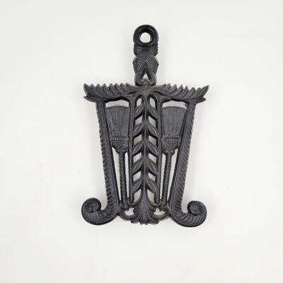 VM CAST IRON BROOMS TRIVET