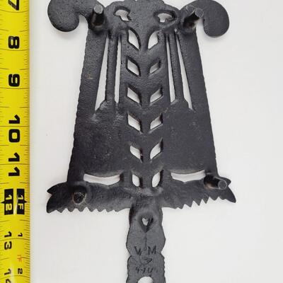 VM CAST IRON BROOMS TRIVET