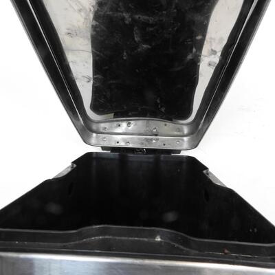 Metal Tall Trashcan  w/Foot Pedal Lid Release, 23in x 16in