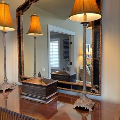 Exquisite Living room Dresser bar with mirror and two lamps