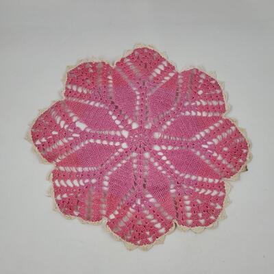 VINTAGE 2 TONED PINK & WHITE HAND KNITTED DOILIE
