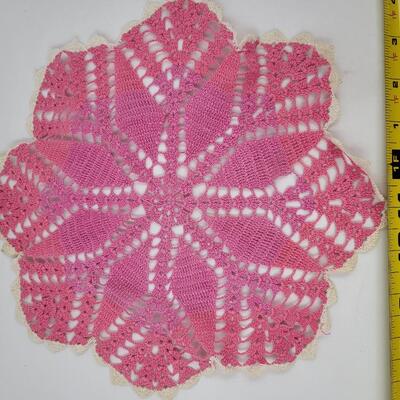 VINTAGE 2 TONED PINK & WHITE HAND KNITTED DOILIE