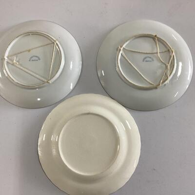 3 vintage decorative plates