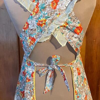 VINTAGE FLORAL APRON W/ RUFFLE TRIM