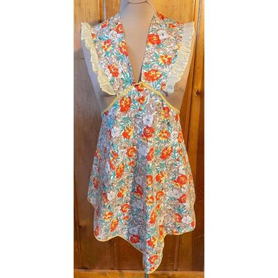 VINTAGE FLORAL APRON W/ RUFFLE TRIM