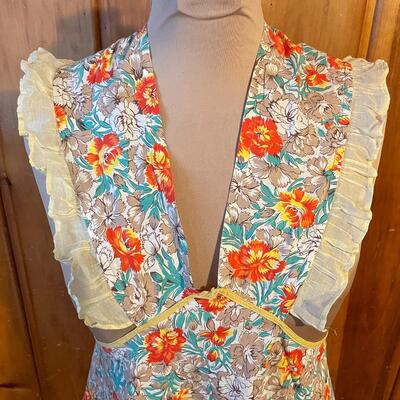 VINTAGE FLORAL APRON W/ RUFFLE TRIM