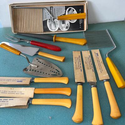 AA  VINTAGE BAKELITE KITCHEN UNTENSILS