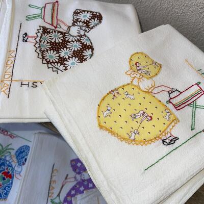 AA  VINTAGE "SUNBONNET SUE" APPLIQUE & EMBROIDERED DAYS OF THE WEEK KITCHEN TOWELS