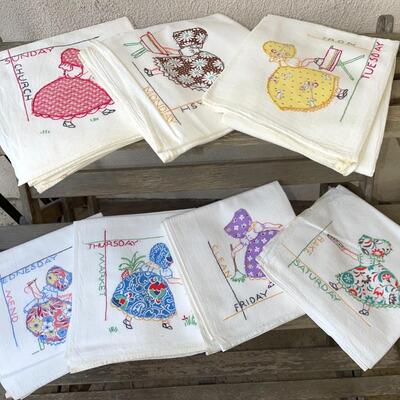 AA  VINTAGE "SUNBONNET SUE" APPLIQUE & EMBROIDERED DAYS OF THE WEEK KITCHEN TOWELS