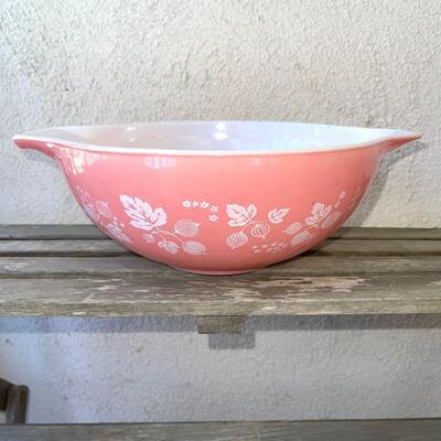 CL  VINTAGE PYREX PINK GOOSEBERRY LARGE BOWL OVENWARE