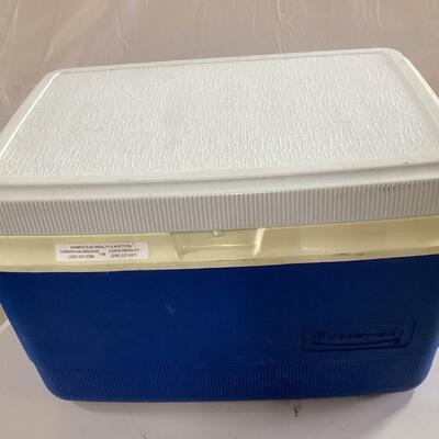 medium sized Rubbermaid cooler