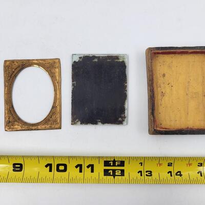 OLD GLASS TYPE BABY PIC