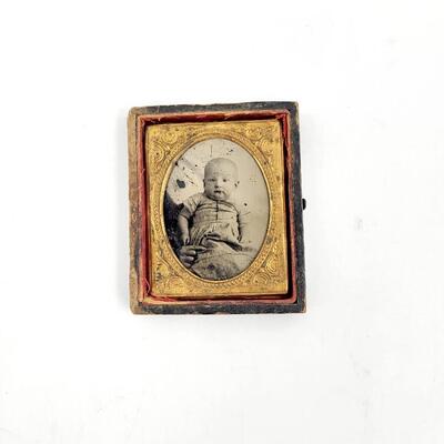 OLD GLASS TYPE BABY PIC