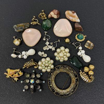 ASSORTED JEWELRY PIECES LOT