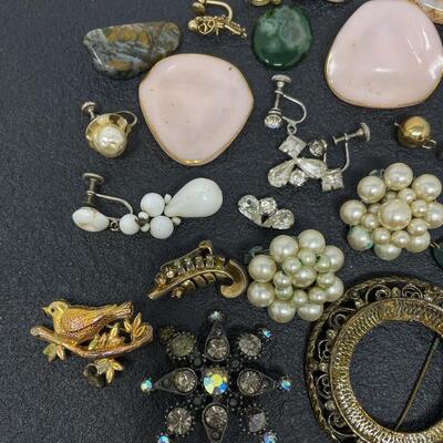 ASSORTED JEWELRY PIECES LOT