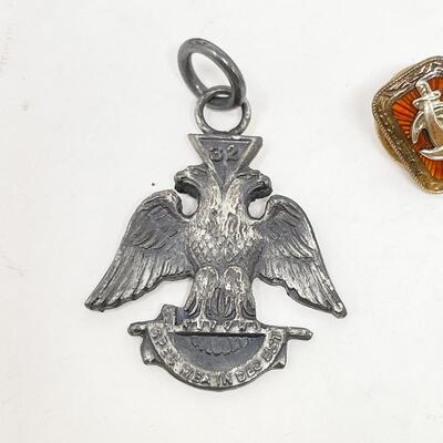 SCOTTISH KNIGHTS/FREEMASON BOOKLETS & PINS LOT