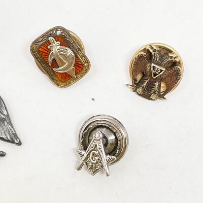 SCOTTISH KNIGHTS/FREEMASON BOOKLETS & PINS LOT