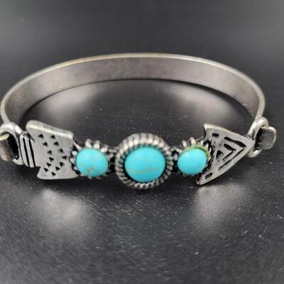 NATIVE STYLE ARROW SILVER TONED BRACELET