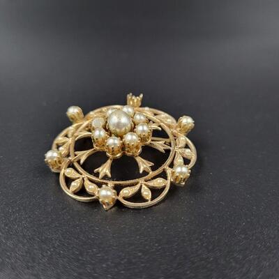 ANTIQUE FAUX GOLD TONED PEARL BROOCH