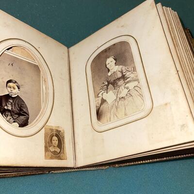 AA  ANTIQUE CDV CARD ALBUM W/OVER 25 CDV PHOTOS & A FEW TINTYPES