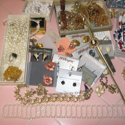 MS Lot of Costume Jewelry Necklaces Pins Earrings Bolo Pearls Gold Tone