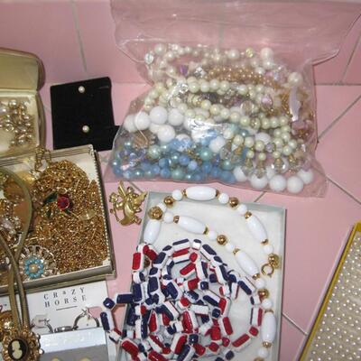 MS Lot of Costume Jewelry Necklaces Pins Earrings Bolo Pearls Gold Tone