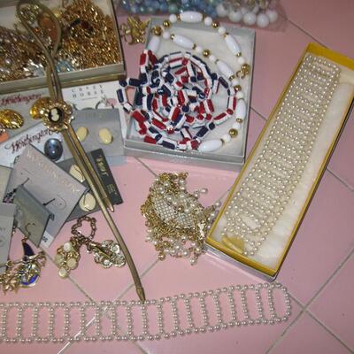 MS Lot of Costume Jewelry Necklaces Pins Earrings Bolo Pearls Gold Tone