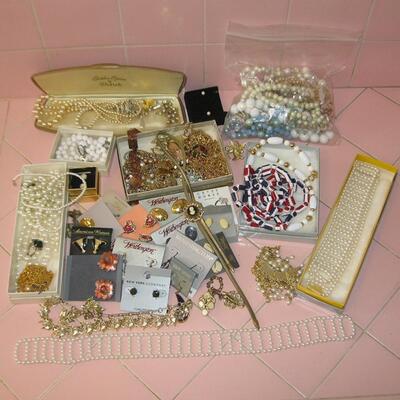 MS Lot of Costume Jewelry Necklaces Pins Earrings Bolo Pearls Gold Tone
