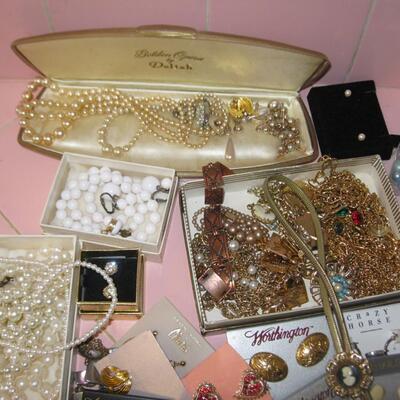 MS Lot of Costume Jewelry Necklaces Pins Earrings Bolo Pearls Gold Tone
