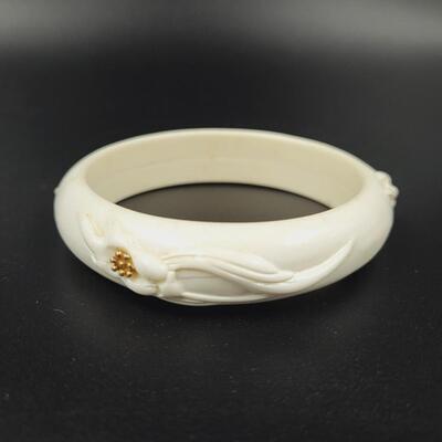 VINTAGE WHITE BANGLE BRACELET