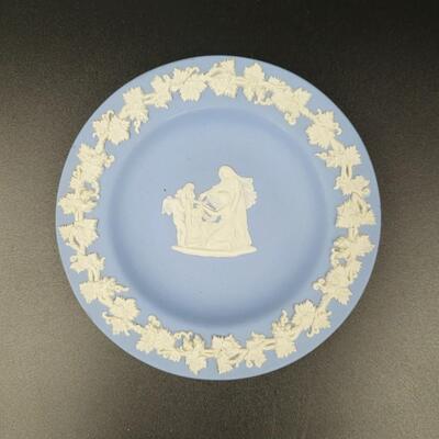 WEDGEWOOD BLUE DECORATIVE PLATE