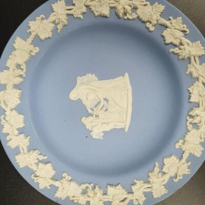 WEDGEWOOD BLUE DECORATIVE PLATE