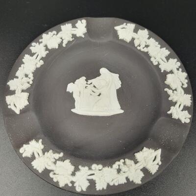 WEDGEWOOD BLACK DECORATIVE COLLECTORS PLATE