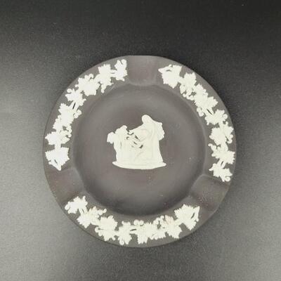 WEDGEWOOD BLACK DECORATIVE COLLECTORS PLATE