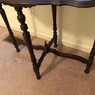 Scalloped Edge Wooden Table (UR-KM)