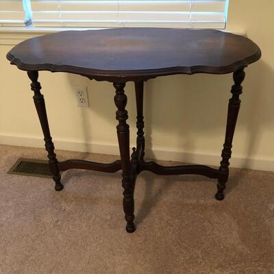 Scalloped Edge Wooden Table (UR-KM)