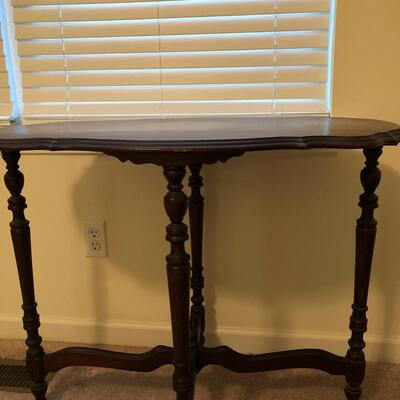 Scalloped Edge Wooden Table (UR-KM)