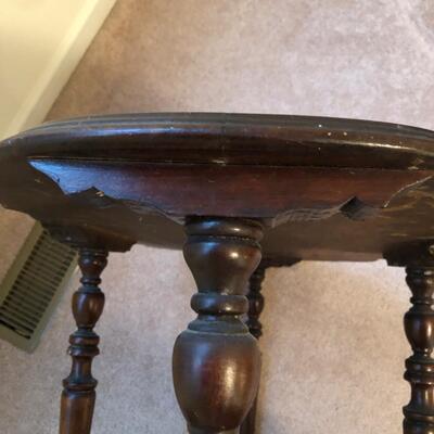 Scalloped Edge Wooden Table (UR-KM)