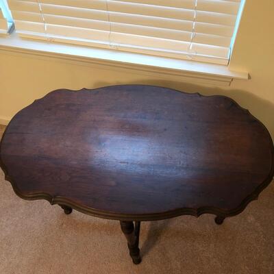 Scalloped Edge Wooden Table (UR-KM)