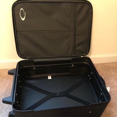 Three Wheeled Black Suitcases (UR-KM)