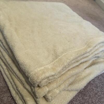 8 Polyester Blankets (2 are Electric) (UR-KM)