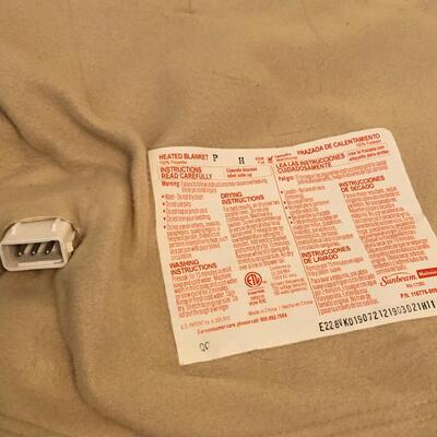 8 Polyester Blankets (2 are Electric) (UR-KM)