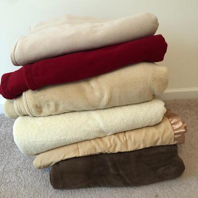 8 Polyester Blankets (2 are Electric) (UR-KM)